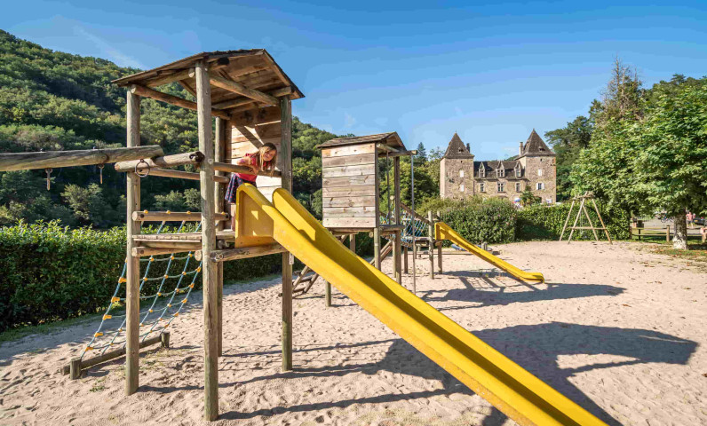 aire-de-jeux-enfants-camping gibanel.jpg