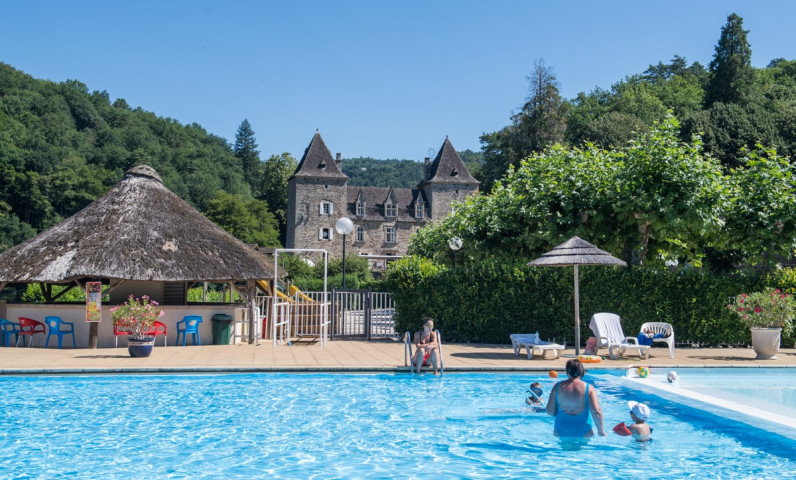 piscine-chauffée-camping-gibanel.jpg