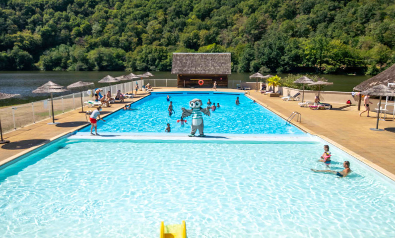 piscine-chauffee-camping-gibanel-correze.jpg